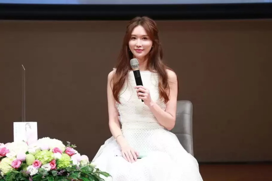 47岁林志玲现身新书宣传活动现场，一袭白裙生图状态仍似少女