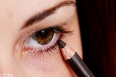 ​裸妆用什么颜色眼线笔 完整眼妆的画法步骤