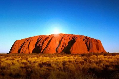 艾尔斯岩石,红色的岩石屹立在红色的沙漠中,雄伟壮观!