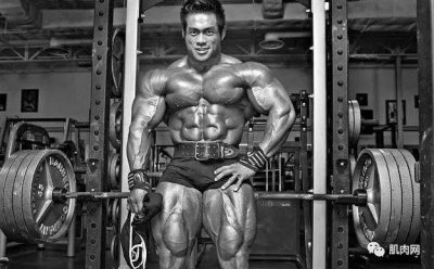 山岸秀匡的女友,这身肌肉让无数男人望尘莫及