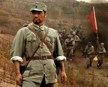 ​他被八路军收编后，开国上将给他当政委，他却一个人跑了