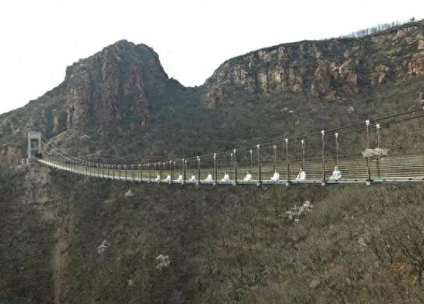 150块玻璃,离地360米,投资3000多万,中原第一悬崖玻璃廊桥亮相