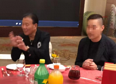 ​65岁万梓良近况曝光，现身酒局穿金戴银好富贵，饭桌上摆茅台吸睛