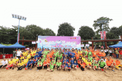 ​佛山新城露天泳场今天正式开放，家门口就能追逐阳光与沙滩！