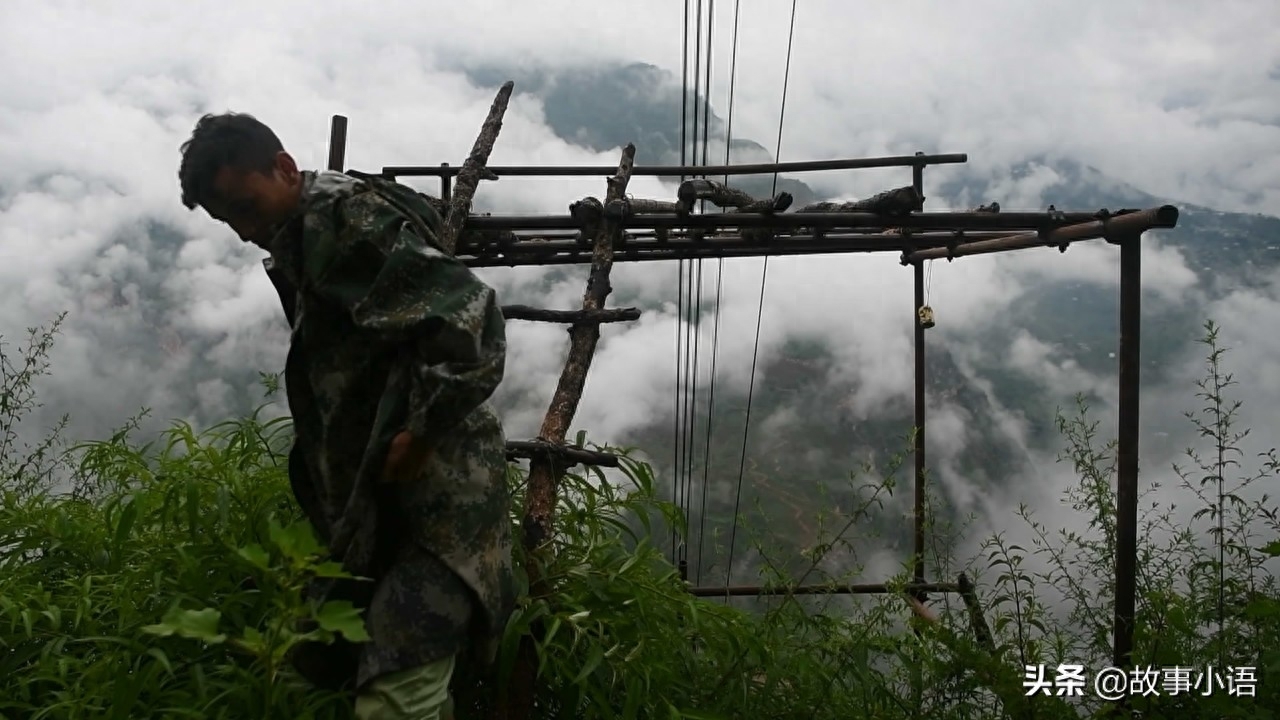 四川凉山悬崖村村民绝壁修路,用生命造天梯,1500根钢管全靠人背