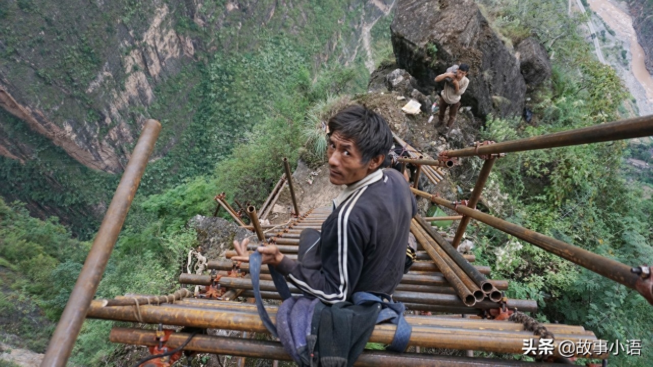 四川凉山悬崖村村民绝壁修路,用生命造天梯,1500根钢管全靠人背