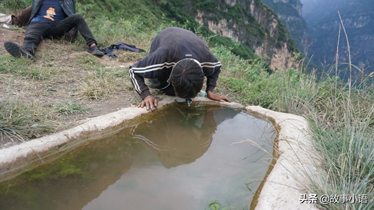 四川凉山悬崖村村民绝壁修路,用生命造天梯,1500根钢管全靠人背