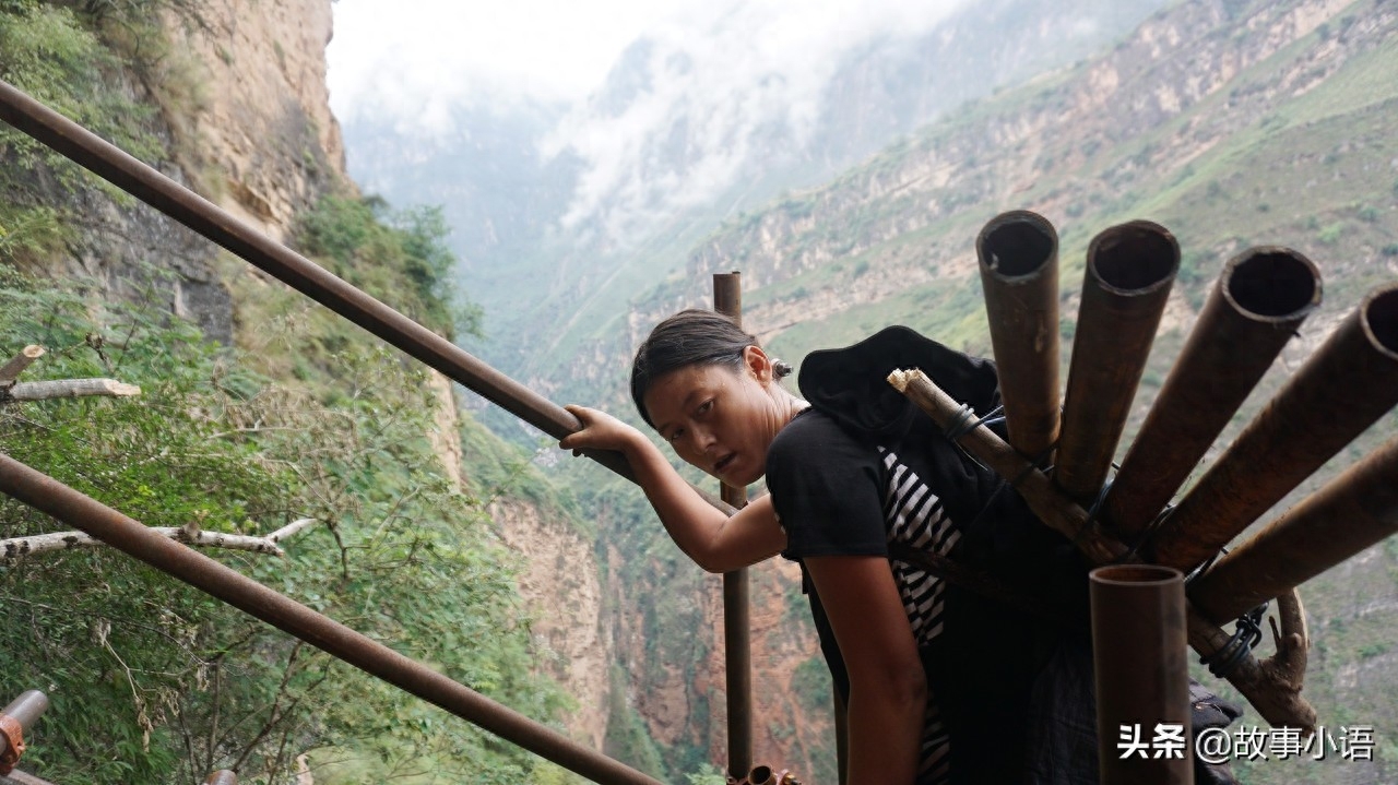 四川凉山悬崖村村民绝壁修路,用生命造天梯,1500根钢管全靠人背