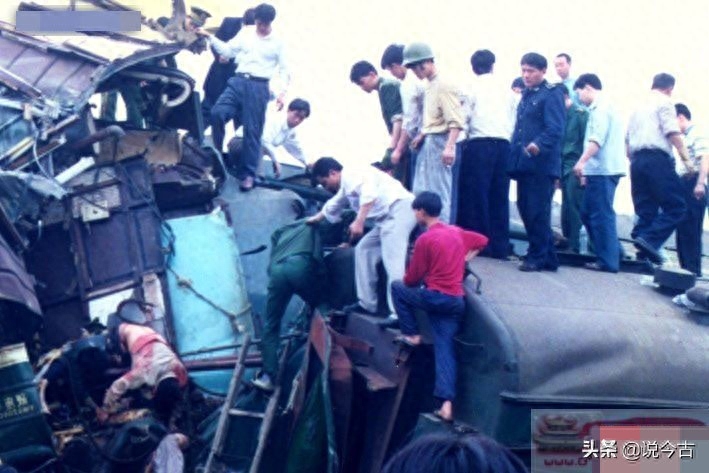 实拍1997年荣家湾列车追尾事故,一场导致上百人遇难的特大事故