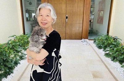 ​周杰伦65岁妈妈近照曝光！花甲年纪一身潮流太惊艳，彻底艳压儿媳