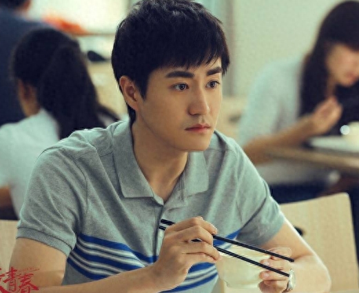 他是关晓彤“前男友”,如今父亲曝光,没想到他的背景这么大!