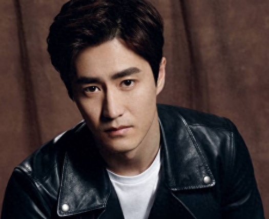 他是关晓彤“前男友”,如今父亲曝光,没想到他的背景这么大!