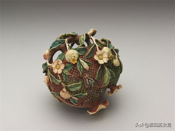 台北故宫收藏象牙雕制微景、套球