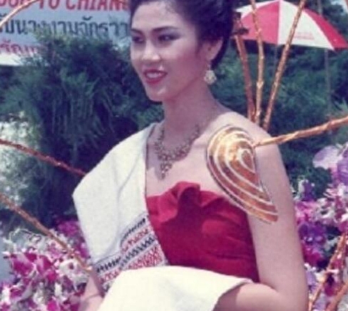 看看年轻时的英拉长什么样?不愧为政坛第一大美女