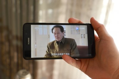 ​手机如何看电视直播频道（手机如何看电视直播频道投电视）