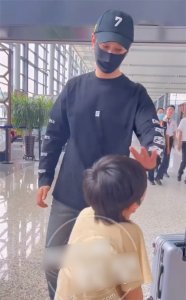 ​黄晓明带儿子现身机场，机场给小海绵擦汗，父爱满满