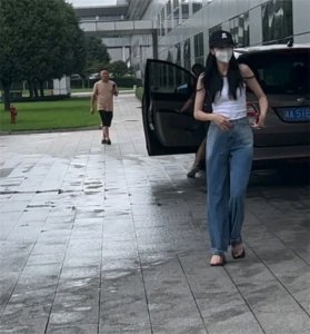 ​迪丽热巴受伤后露面！鼻子撞伤后遮挡严实