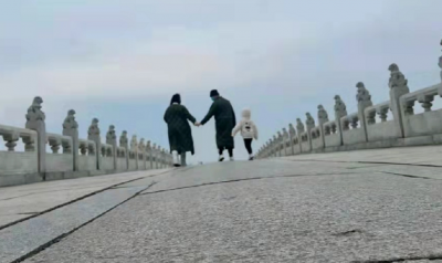 ​孙红雷一家三口的照片(娇妻性感迷人，5岁女儿活泼可爱)