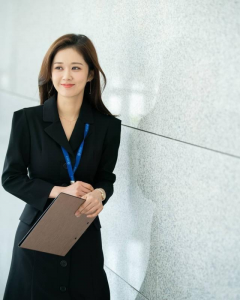 ​张娜拉晒出一组宅家动态照片(宅家素颜嫩得像18岁)