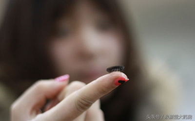 ​美瞳首次戴一定要泡吗 美瞳刚拆封能直接佩戴？60%的人都错了