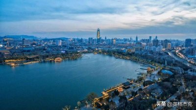 ​山东省的“第一城”，究竟是济南，还是青岛？谁的实力更胜一筹？