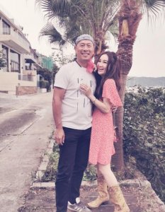 ​温碧霞度假晒美照 对镜大摆pose性感撩人十足