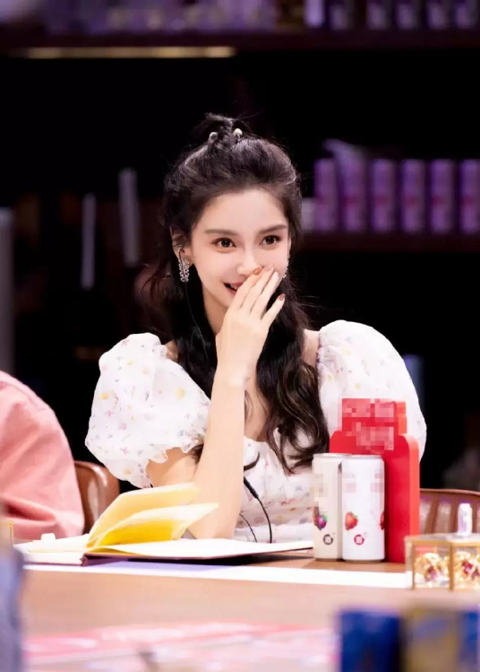 杨颖录制综艺花絮,身穿白色泡泡袖宛如小公主