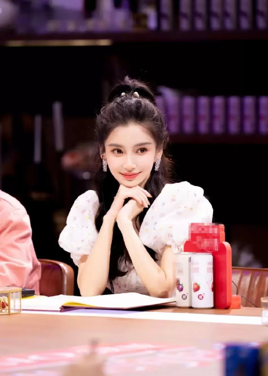 杨颖录制综艺花絮,身穿白色泡泡袖宛如小公主