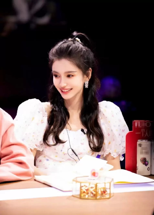 杨颖录制综艺花絮,身穿白色泡泡袖宛如小公主