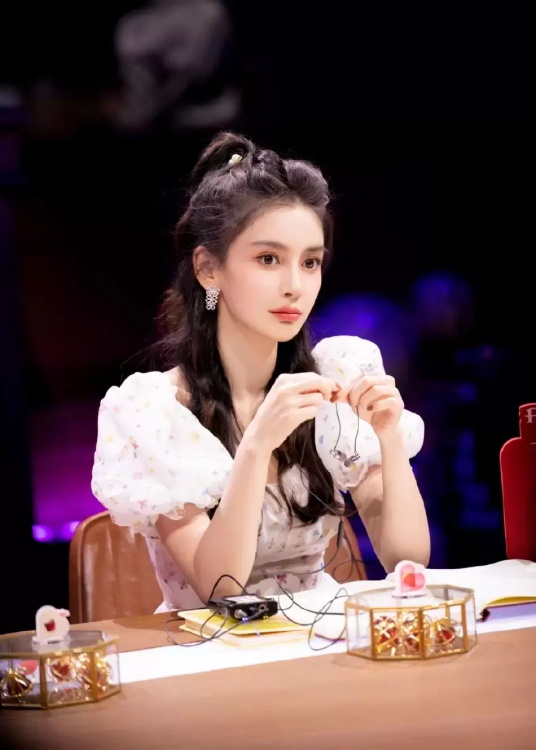 杨颖录制综艺花絮,身穿白色泡泡袖宛如小公主
