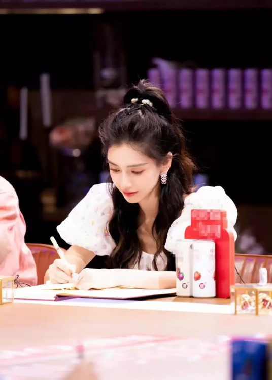 杨颖录制综艺花絮,身穿白色泡泡袖宛如小公主