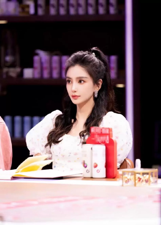 杨颖录制综艺花絮,身穿白色泡泡袖宛如小公主