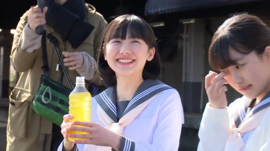 芦田爱菜：3岁成日本国民闺女,8岁挣2亿,18岁进顶尖名校学医...