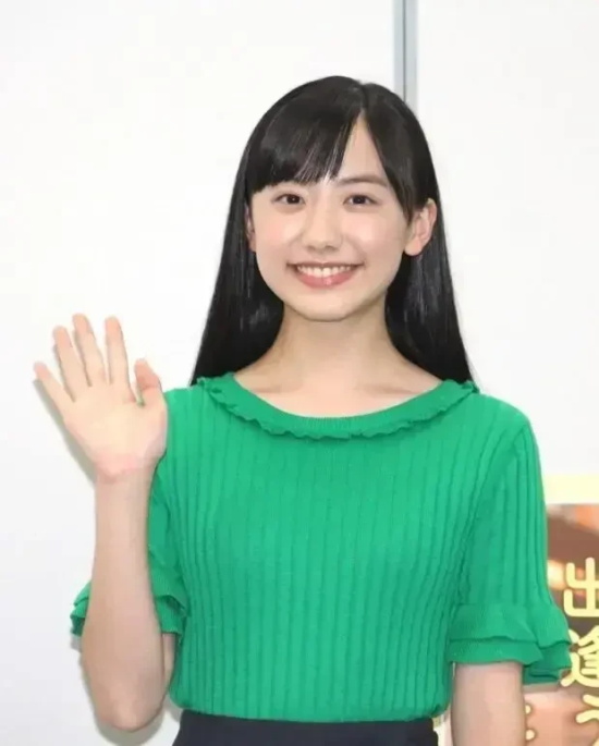 芦田爱菜：3岁成日本国民闺女,8岁挣2亿,18岁进顶尖名校学医...