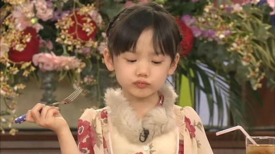 芦田爱菜：3岁成日本国民闺女,8岁挣2亿,18岁进顶尖名校学医...