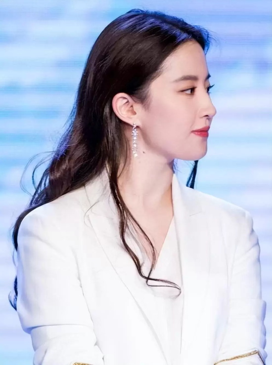 刘亦菲是变性人吗(神仙姐姐刘亦菲被人造谣是变性人)