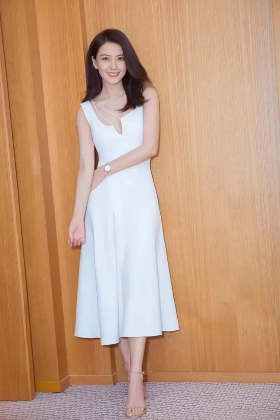高圆圆出席活动直拍,白色连衣裙配齐肩发美出国际范