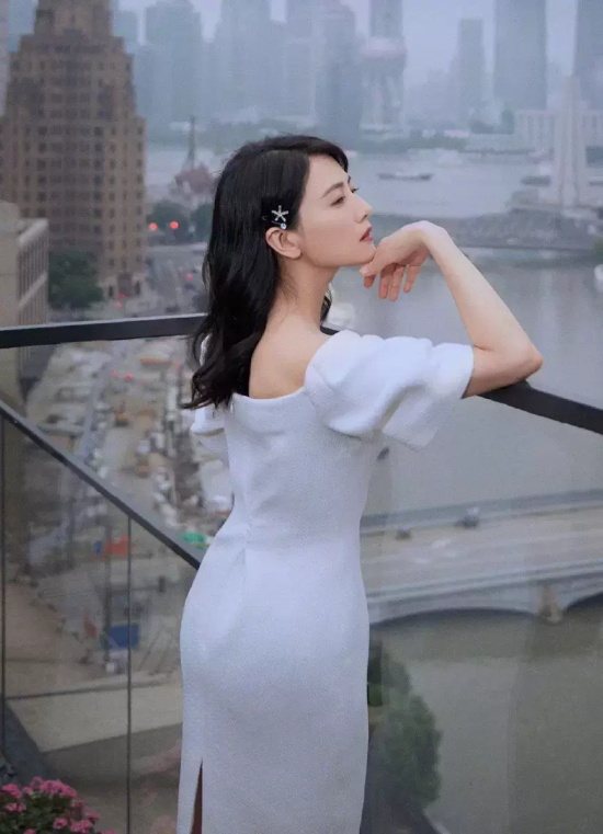 高圆圆出席活动直拍,白色连衣裙配齐肩发美出国际范