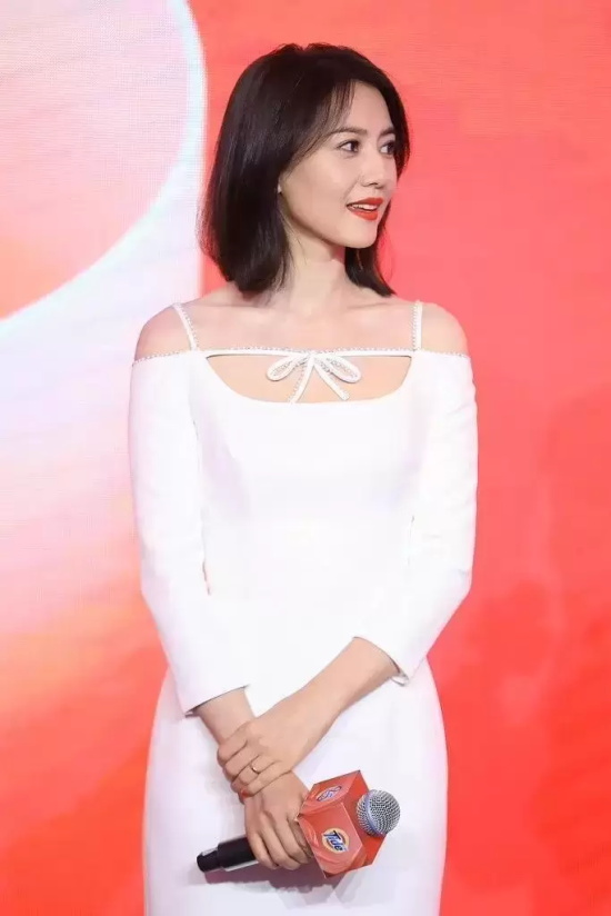 高圆圆出席活动直拍,白色连衣裙配齐肩发美出国际范
