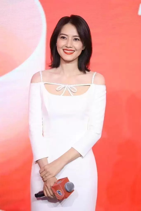 高圆圆出席活动直拍,白色连衣裙配齐肩发美出国际范