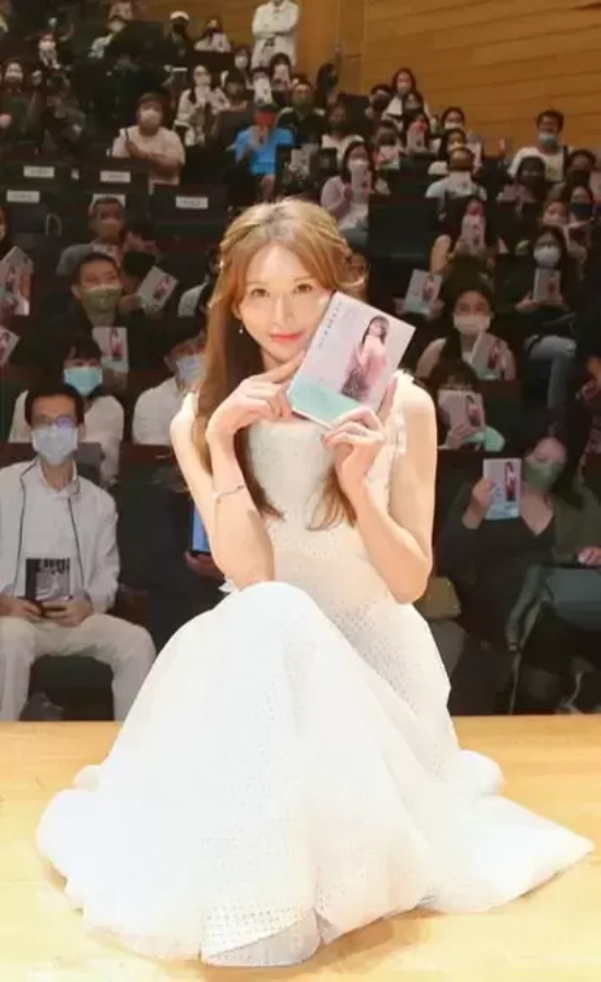 47岁林志玲现身新书宣传活动现场,一袭白裙生图状态仍似少女