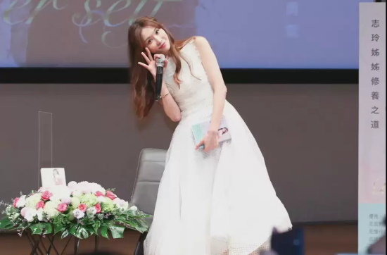 47岁林志玲现身新书宣传活动现场,一袭白裙生图状态仍似少女