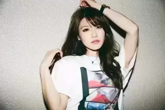 从咖啡店员华丽蜕变的相泽南美图分享,曾获得暗黑界最高奖项!