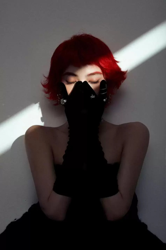 许佳琪《米娜mina》封面写真,桃粉色连衣裙搭配泪眼妆美丽动人