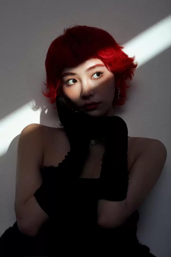 许佳琪《米娜mina》封面写真,桃粉色连衣裙搭配泪眼妆美丽动人