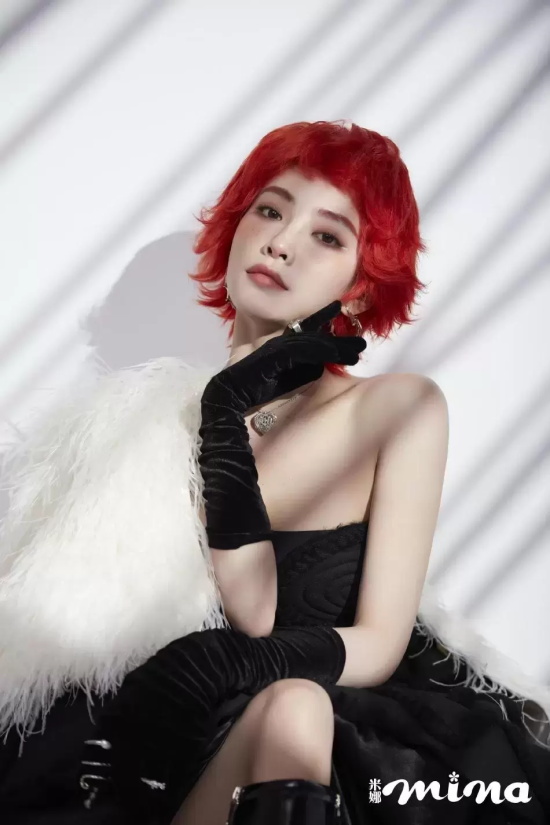 许佳琪《米娜mina》封面写真,桃粉色连衣裙搭配泪眼妆美丽动人