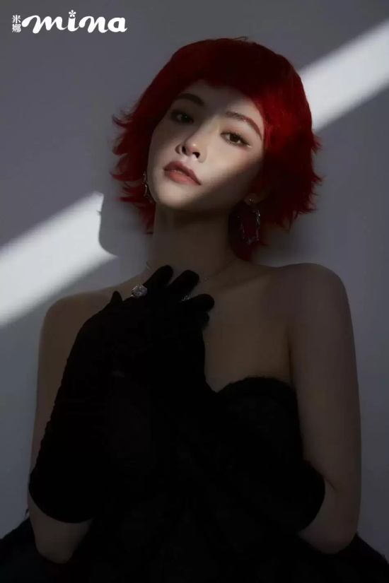 许佳琪《米娜mina》封面写真,桃粉色连衣裙搭配泪眼妆美丽动人