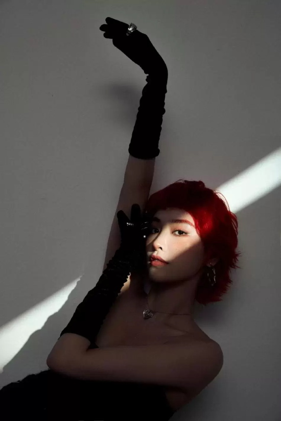 许佳琪《米娜mina》封面写真,桃粉色连衣裙搭配泪眼妆美丽动人