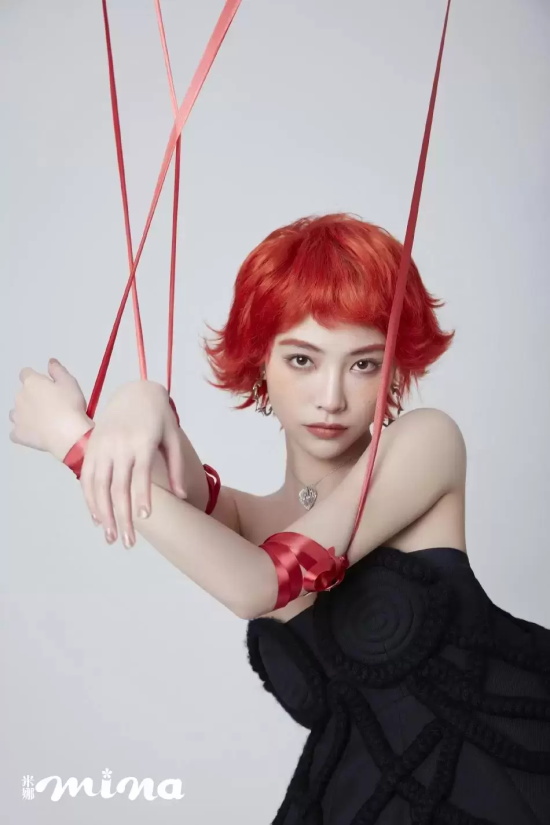 许佳琪《米娜mina》封面写真,桃粉色连衣裙搭配泪眼妆美丽动人