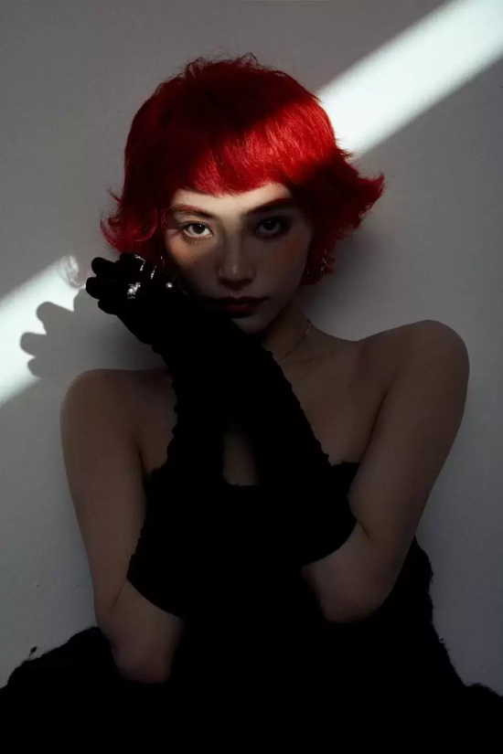 许佳琪《米娜mina》封面写真,桃粉色连衣裙搭配泪眼妆美丽动人